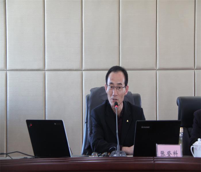 2017年11月25日下午,甘肃海旺建设集团邀请了定西市安定区非公党工委文兵书记、办公室主任陈天庆同志、党建指导员李顺学同志、安定区区委党校高级讲师、中国法学会会员、安定区人民政府法律顾问张登科同志莅临甘肃海旺建设集团宣讲党的十九大精神。 此次宣讲党的十九大精神报告会由甘肃海旺建设集团董事长剡海同志主持;集团副总经理安环、申克俭及各分公司经理、副经理、管理人员共80多人参加了报告会。 张登科同志的宣讲主要从十九大报告的新成就、新时代、新使命、新思想、新征程、新部署等六个方面阐述和解读了党的十九大精神,